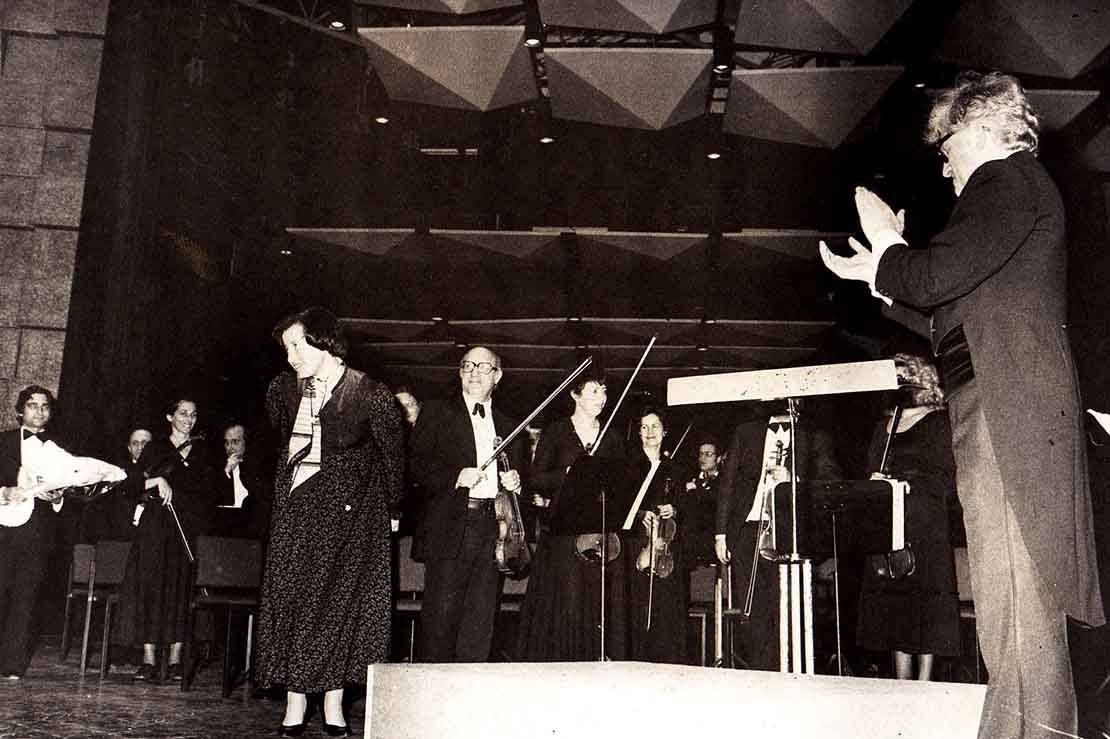 ציפי פליישר בתום קונצרט הבכורה של "נערה ושמה לימונאד" (חיפה, 1979) (ארכיון ציפי פליישר, MUS 0121)