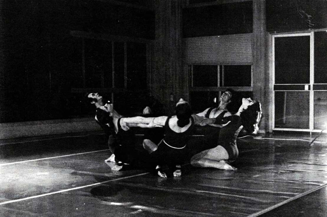  להקת המחול הבין קיבוצית מבצעת את "חופן חיים" על-פי כוריאוגרפיה של יונת אוסמן-קלר (1976​) (מתוך ארכיון ציפי פליישר, MUS 0121)