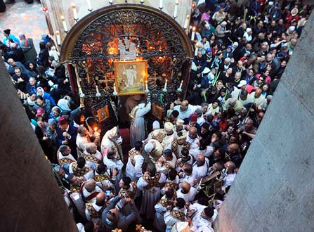 كنيسة القيامة وصور من عيد الفصح في مدينة القدس في سنوات مختلفة
