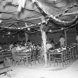 ארוחה בסוכה בשדה אליהו, 1959