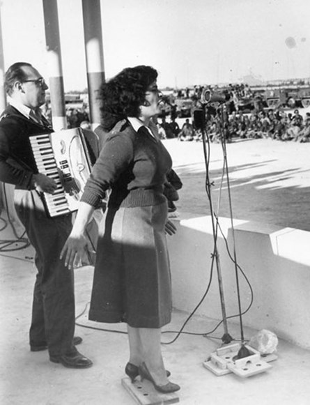 Moshe Wilensky and Shoshan Damari performing for soldiers during the War of Independence (The Moshe Wilensky Archive, MUS 0069)
