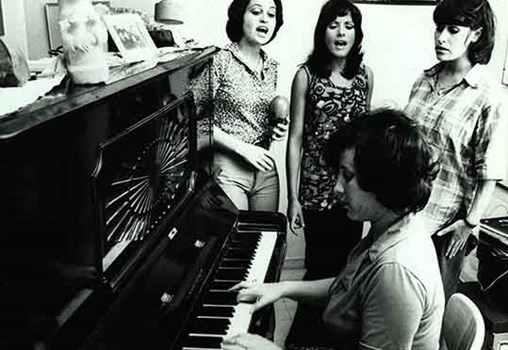 Tsippi Fleischer next to the piano with "Daughters of Eve" (1971)