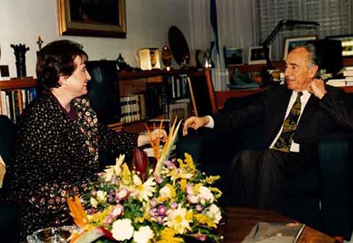 Tsippi Fleischer with Shimon Peres, then the Minister of Foreign Affairs, after receiving the ACUM prize for the cantata "Like Two Branches" (1994)