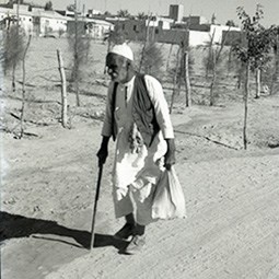 مسنّ عربي في شوارع المدينة