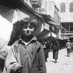 طفل في أسواق المدينة