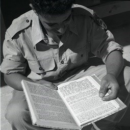חייל קורא ספר תהילים 